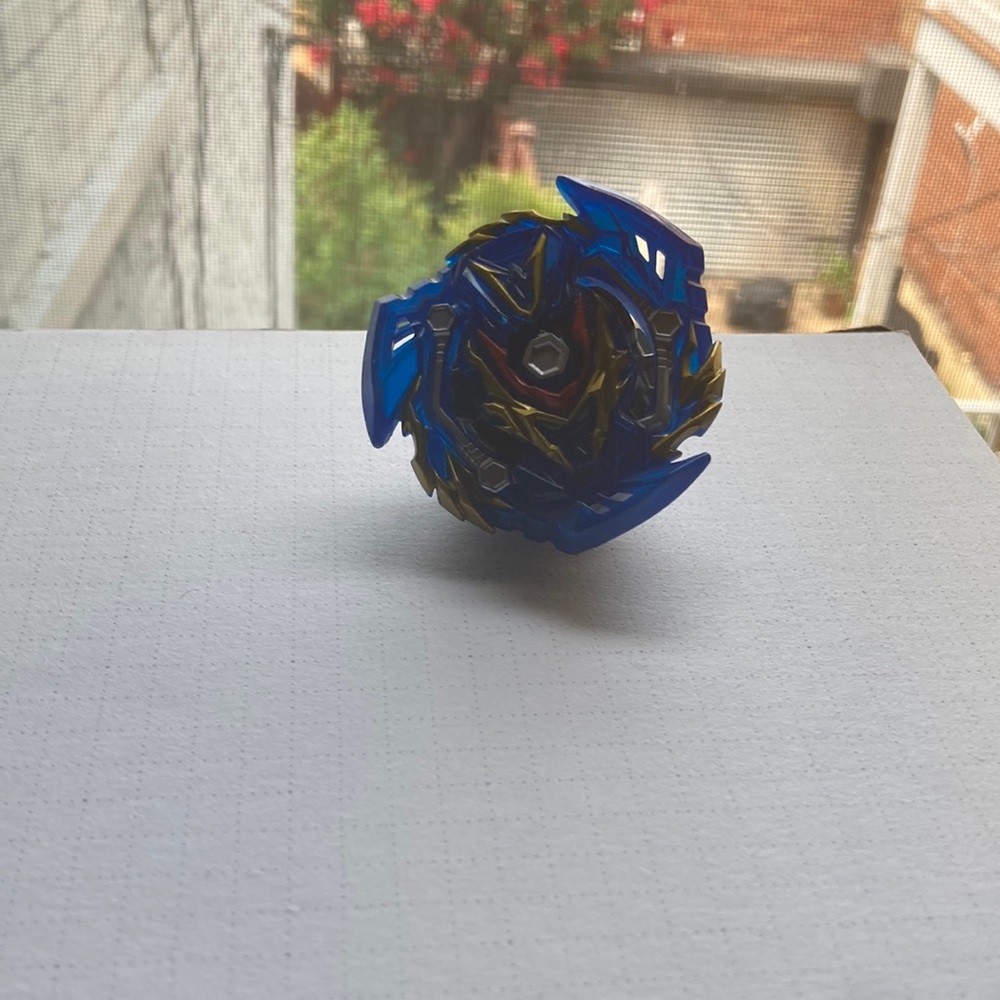 Sword valtryek v5 beyblade